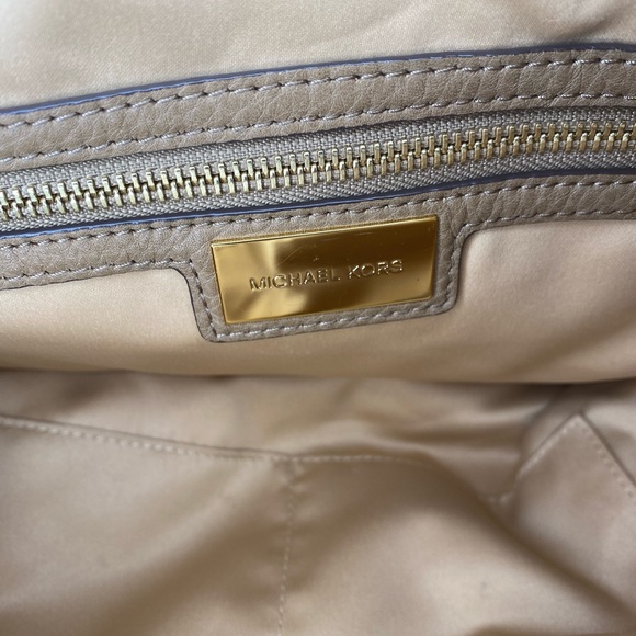 ✨LIGHTLY USED✨ LUXURY MICHAEL KORS SKORPIOS HOBO - Picture 7 of 7